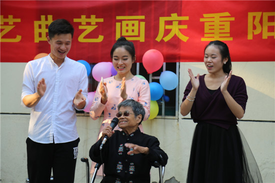 老人表演节目 胥晟摄